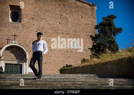 Junger Mann hinunter alte Treppe vor der Kirche in Rom, Italien Stockfoto