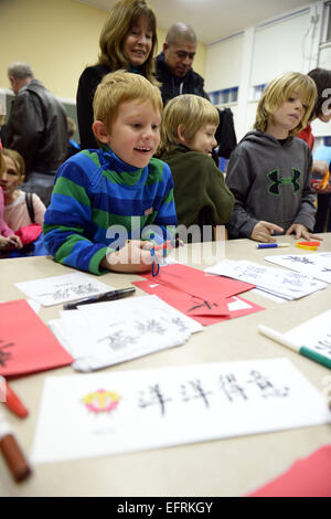 Washington, DC, USA. 9. Februar 2015. Chinesischen Kalligraphie lernen Kinder während einer kulturellen Aktivität um das anstehende chinesische Neujahrsfest in Annapolis, Maryland, USA, 9. Februar 2015 zu feiern. Das chinesische Neujahrsfest beginnt vom 19 Februar dieses Jahres. © Yin Bogu/Xinhua/Alamy Live-Nachrichten Stockfoto