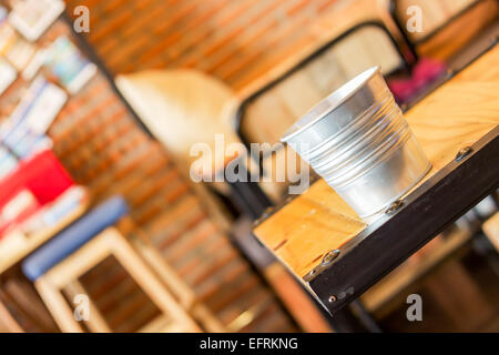 Leeren Eimer auf dem Tisch im Café, Fotoarchiv Stockfoto