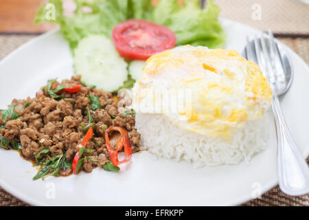 Würzige thailändische Basilikum Schweinefleisch gebratener Reis mit Spiegelei, Fotoarchiv Stockfoto