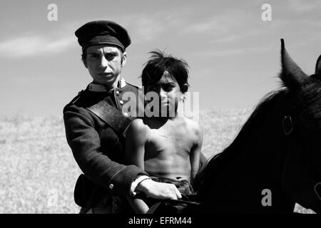 Eine undatiertes Handout Bild zeigt Schauspieler Mihai Comanoiu und Alberto Dinache in ein Standbild aus dem Film "Aferim!" von Regisseur Radu Jude. Der Film werden im offiziellen Wettbewerb der 65. jährlichen Berliner Filmfestspiele "Berlinale", das von 05 bis 15. Februar 2015 läuft präsentiert. Foto: SILVIU GHETIE/BERLINALE/Dpa - obligatorische CREDIT/NO Vertrieb/Nutzung nur bis 15 März 2015 HANDOUT nur zur redaktionellen Nutzung Stockfoto