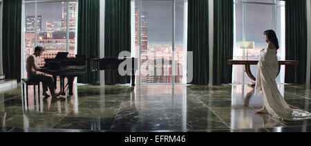 Eine undatiertes Handout Bild zeigt Schauspieler Jamie Dornan und Dakota Johnson in ein Standbild aus dem Film "Fifty Shades of Grey" von Regisseur Sam Taylor-Johnson. Der Film präsentiert werden, im Abschnitt "Berlinale Special" der 65. jährlichen Berliner Filmfestspiele "Berlinale", das von 05 bis 15. Februar 2015 läuft. Foto: UNIVERSAL Bilder/BERLINALE/Dpa - obligatorische CREDIT/NO Vertrieb/Nutzung nur bis 15 März 2015 HANDOUT nur zur redaktionellen Nutzung - keine Nutzung ON soziale Netzwerke wie TWITTER, FACEBOOK, GOOGLE - Stockfoto