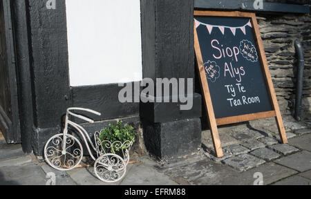 Machynlleth Marktstadt am wöchentlichen Markttag statt mittwochs in Powys, Mid Wales, Wales Stockfoto