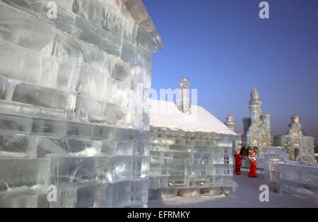 Harbin, Provinz HEILONGJIANG, CHINA. 14. Januar 2015. Chinesische und ausländische Touristen besuchen jährliche internationale Eis- und Schneeskulpturen-Festival in Harbin, der Hauptstadt der chinesischen Nordosten Heilongjiang Provinz, 14. Januar 2015. Das Festival ist das größte seiner Art in der Welt, präsentiert die größte Eis und Schnee Skulpturen in der Welt auch. Das Fest endet am Ende des Februar. © Stephen Rasierer/ZUMA Draht/Alamy Live-Nachrichten Stockfoto