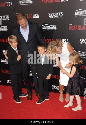 Los Angeles, CA, USA. 9. Februar 2015. Kevin Costner, Christine Baumgartner, Cayden Wyatt Costner, Hayes Logan Costner, Grace Avery Costner im Ankunftsbereich für MCFARLAND Premiere, El Capitan Theatre, Los Angeles, CA 9. Februar 2015. Bildnachweis: Elizabeth Goodenough/Everett Collection/Alamy Live-Nachrichten Stockfoto