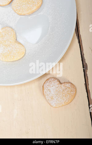 frisch herzförmige gebackene Shortbread Valentine Tag cookies Stockfoto