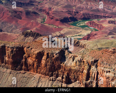 Blick vom Pipe Creek Vista Süd rim Grand Canyon Arizona USA mit Blick auf die grünen Colorado River schlängelt durch die roten Felsen Stockfoto