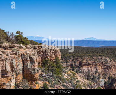 Blick auf den Grand Canyon von Pipe Creek Vista Suche am Südrand mit Schnee bedeckt San Francisco Peaks am Horizont. Stockfoto