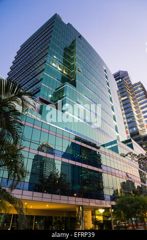 Schöne moderne Glas Bürogebäude gegen klaren blauen Himmel am späten Nachmittag in Bangkok, der Hauptstadt von Thailand Stockfoto