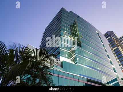 Schöne moderne Glas Bürogebäude gegen klaren blauen Himmel am späten Nachmittag in Bangkok, der Hauptstadt von Thailand Stockfoto