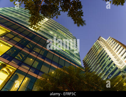 Schöne moderne Glas Bürogebäude gegen klaren blauen Himmel am späten Nachmittag in Bangkok, der Hauptstadt von Thailand Stockfoto