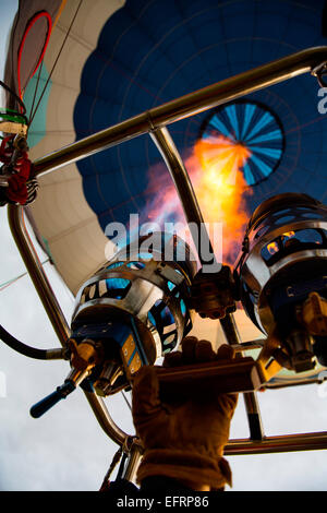 Low Angle View von Pilot aufpumpen Heißluftballon mit Brenner, in der Nähe Stockfoto