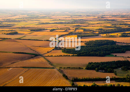 Luftaufnahme von Heißluft-Ballon über ländlichen Felder, Oxfordshire, England Stockfoto
