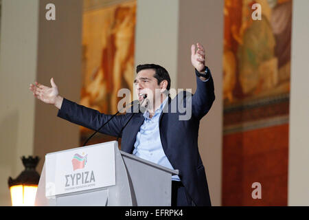 Führer der linken Partei Syriza Alexis Tsipras reagiert wie seine Anhänger außerhalb Athen Universität Hauptquartier in Athen sammeln Stockfoto