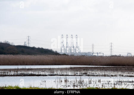 Die Industrielandschaft Canvey Insel, Essex von Vange Marsh zeigt die riesigen Kräne in der Ferne gesehen Stockfoto