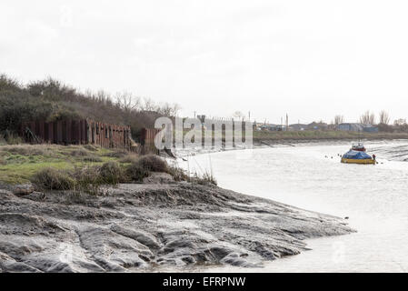 Ebbe, die soeben der Marinas am Wat Tyler Country Park in Essex Stockfoto