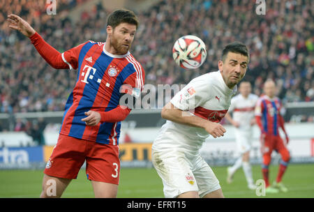 Stutthart, Deutschland. 7. Februar 2015. Bayerns Xabi Alonso (L) und der Stuttgarter Vedad Ibisevic in Aktion während der Fußball-Bundesliga Spiel VfB Stuttgart Vs FC Bayern München in Stutthart, Deutschland, 7. Februar 2015. Foto: Marijan Murat/Dpa/Alamy Live News Stockfoto