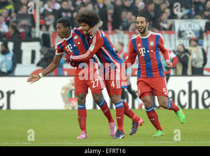 Stutthart, Deutschland. 7. Februar 2015. Bayern David Alaba (l-R), Dante und Medhi Benatia feiern während der Bundesliga-Fußball-Spiel VfB Stuttgart Vs FC Bayern München in Stutthart, Deutschland, 7. Februar 2015. Foto: Marijan Murat/Dpa/Alamy Live News Stockfoto