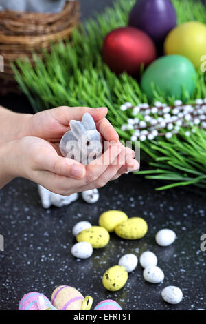 Kind ein kleiner Hase in Händen hält, für die Osterzeit Stockfoto