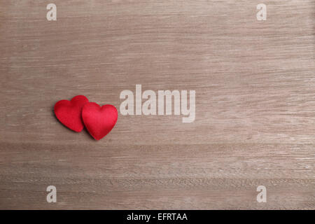 zwei rote Herzen auf einem hölzernen Hintergrund Stockfoto