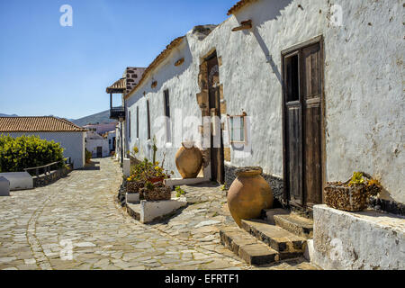 Dorfstraße mit traditionellen Häusern mit Blumentöpfe in Betancuria Stockfoto