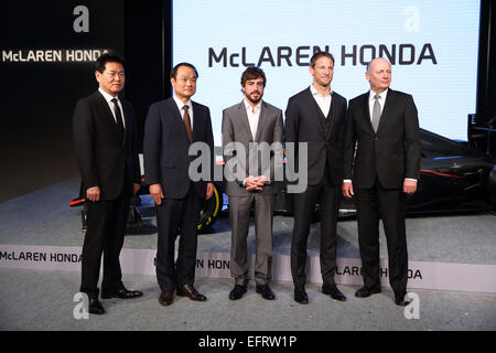 (L-R) Yasuhisa Arai, Takanobu Ito (Honda), Fernando Alonso, Jenson Button, Ron Dennis (McLaren), 10. Februar 2015 - F1: (L-R) Honda R&D Co., Ltd. Senior Managing Officer, Chief Officer Motor Sport Yasuhisa Arai, Honda Motor Co., Ltd.-Präsident und Chief Executive Officer und Representative Director Takanobu Ito, McLaren-Honda-Pilot Fernando Alonso, McLaren-Honda-Fahrer Jenson Button, McLaren Technology Group Chairman und Chief Executive Officer Ron Dennis Pose mit McLaren Honda MP4-30 während einer Pressekonferenz am Hauptsitz Honda Motor Co. in Tokio, Japan. (Foto von Hideki Yo Stockfoto