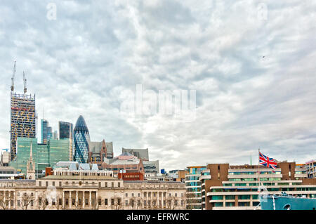 London, UK - 14. April 2013: moderne Stadtbild mit HMS Belfast und Union Jack in London, Vereinigtes Königreich. Die Jubiläums-Wanderung. Stockfoto