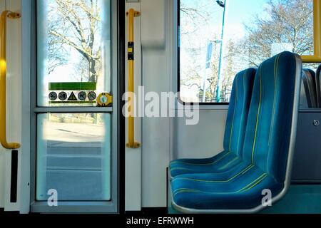 Sitze und Fluchttüren in Nottingham express Transit Straßenbahn England UK Stockfoto