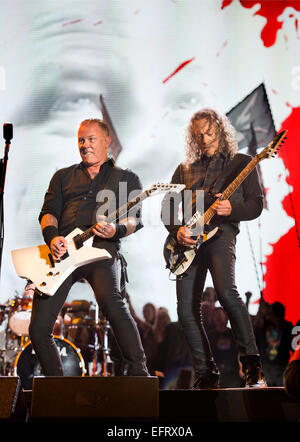 James Hetfield (rechts) und Kirk Hammett von Metallica erklingt auf der Bühne der Pyramide in Glastonbury Juni 2014 Stockfoto