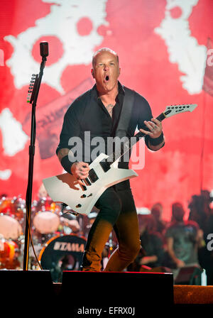 James Hetfield von Metallica erklingt auf der Bühne der Pyramide in Glastonbury Juni 2014 Stockfoto