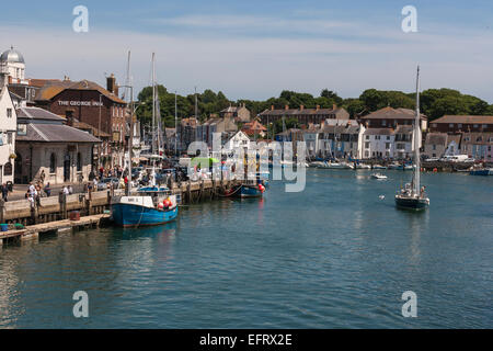 Weymouth Hafen mit Booten und Yachten vor Anker Stockfoto