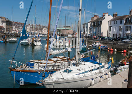 Weymouth Hafen mit Booten und Yachten vor Anker Stockfoto