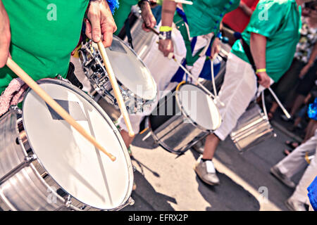 Ein Schlagzeug-Band auf der Straße. Szenen von Samba-Umzug. Stockfoto