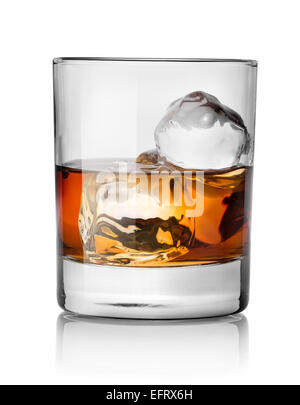 Glas Whiskey mit Eis isoliert auf weiss Stockfoto