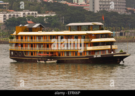 Traditionelle touristische Segeln Junk Halong Bucht Vietnam Stockfoto