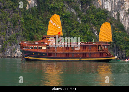 Traditionelle touristische Segeln Junk Halong Bucht Vietnam Stockfoto