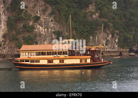 Traditionelle touristische Segeln Junk Halong Bucht Vietnam Stockfoto