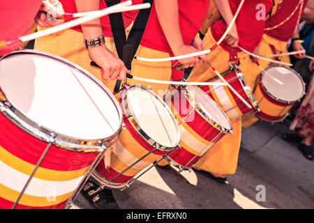 Ein Schlagzeug-Band auf der Straße. Szenen von Samba-Umzug. Stockfoto