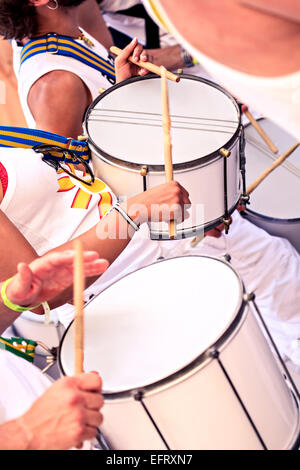 Ein Schlagzeug-Band auf der Straße. Szenen von Samba-Umzug. Stockfoto