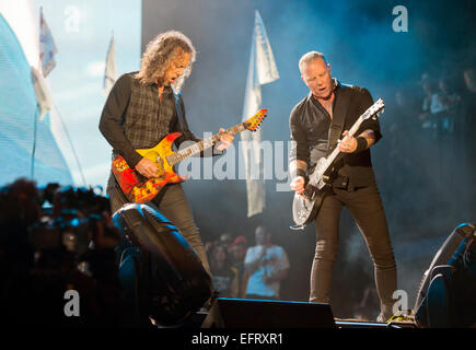 James Hetfield (rechts) und Kirk Hammett von Metallica erklingt auf der Bühne der Pyramide in Glastonbury Juni 2014 Stockfoto