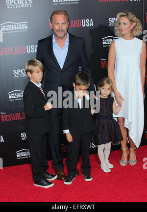 Los Angeles, Kalifornien, USA. 9. Februar 2015. Kevin Costner, seine Frau Christine Baumgartner und ihre Kinder besuchen die Premiere von Disneys "McFarland, USA am El Capitan Theatre am 9. Februar 2015 in Los Angeles, Kalifornien statt. USA. Bildnachweis: TLeopold/Globe Fotos/ZUMA Draht/Alamy Live-Nachrichten Stockfoto