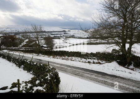 Verschneite Straße in Wensleydale Stockfoto