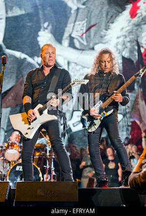 James Hetfield (links) und Kirk Hammett von Metallica erklingt auf der Bühne der Pyramide in Glastonbury Juni 2014 Stockfoto