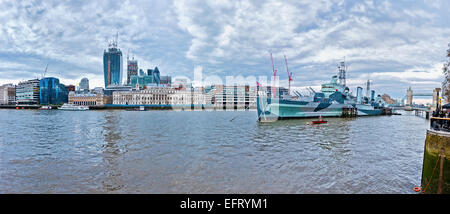 London, UK - 14. April 2013: moderne Wolkenkratzer, Kreuzer HMS Belfast und Tower Bridge in London, Vereinigtes Königreich. Stockfoto