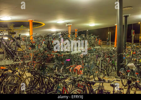 Fahrrad-Parken am Hauptbahnhof der Studentenstadt Groningen Stockfoto