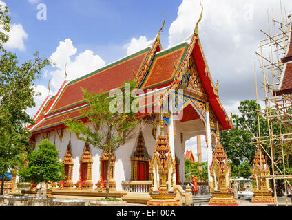 Thailändischer buddhistischer Tempel und ein Mönch vor dem Abendgebet Stockfoto