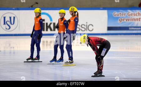 Dresden, Deutschland. 7. Februar 2015. Bianca Walter (vorne) aus Deutschland und die Läufer des Team Niederlande in Aktion während das Halbfinale der Frauen Staffellauf beim Shorttrack-Weltcup in Dresden, Deutschland, 7. Februar 2015. Foto: Thomas Eisenhuth/Dpa/Alamy Live News Stockfoto