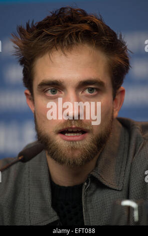 Berlin, Deutschland. 9. Februar 2015. Schauspieler Robert Pattinson besucht die Pressekonferenz für "Leben" während der 65. jährlichen Berliner Filmfestspiele in Berlin, Deutschland, 9. Februar 2015. Der Film wird im Abschnitt "Berlinale Special" der Berlinale präsentiert das von 05 bis 15. Februar 2015 läuft. Foto: TIM BRAKEMEIER/Dpa/Alamy Live News Stockfoto