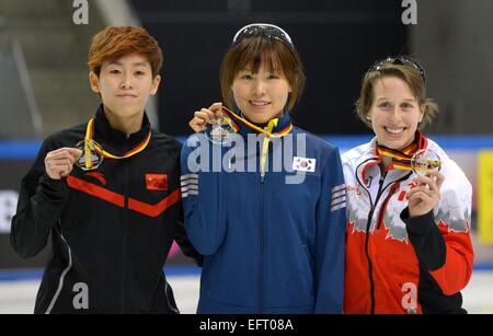 Dresden, Deutschland. 7. Februar 2015. Alang Kim (C) der Republik Korea, Kexin Fan (L) von China und Marianne St-Gelais Kanadas posieren mit ihren Medaillen nach dem Finale bei den Shorttrack-Weltcup in Dresden, Deutschland, in der Frauen 1000metre 7. Februar 2015. Alang Kim gewann den ersten Platz. Foto: Thomas Eisenhuth/Dpa/Alamy Live News Stockfoto