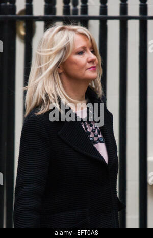 London, 10. Februar 2015. Minister kommen bei der wöchentlichen Kabinettssitzung in 10 Downing Street. Im Bild: Esther McVey, Staatssekretär für Beschäftigung Credit: Paul Davey/Alamy Live-Nachrichten Stockfoto